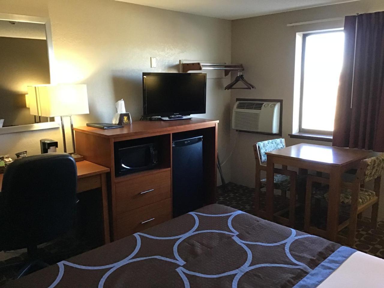 Super 8 By Wyndham Miles City Dış mekan fotoğraf
