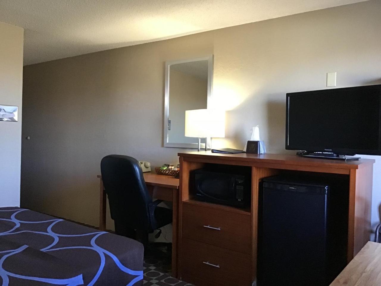 Super 8 By Wyndham Miles City Dış mekan fotoğraf